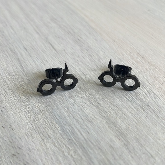 BLACK Harry Potter Glasses Stud Earrings NWT - Picture 1 of 2
